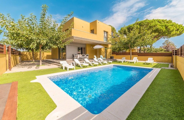 House with large garden and private pool