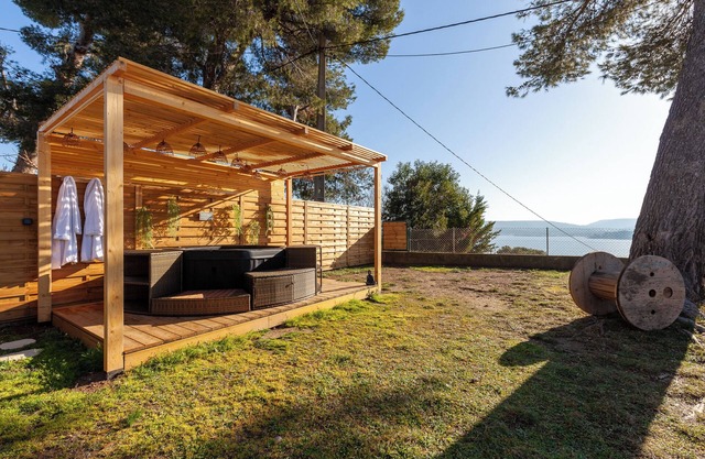 House with magnificent lake view, Wi-Fi and air conditioning