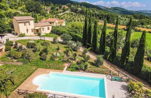 House with private pool in hilly-quiet location with panoramic views