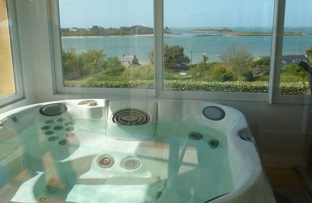 House with panoramic view over the entrance to Aber Wrach, with jacuzzi.