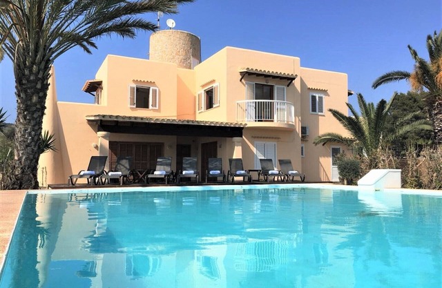 HOUSE WITH POOL 2KM FROM IBIZA