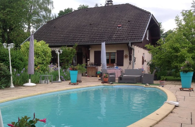 House with pool 8 km from Lake Annecy