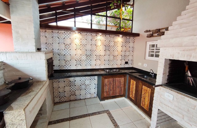 House with pool and air conditioning in the heart of Ubatuba next to Proj. Tamar
