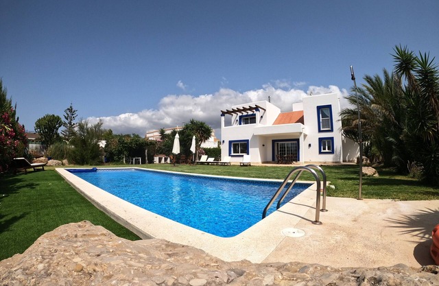 House with pool and garden ideal for families