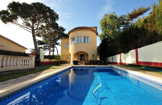 House with Pool and Sea Views