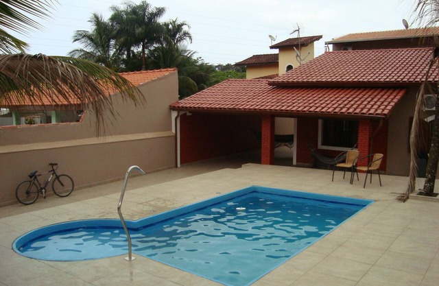 House with pool, barbecue, air conditioning.