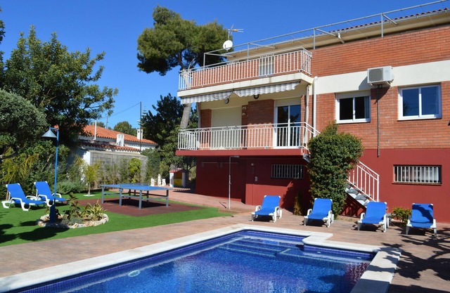 House with pool, barbacue and garden, to 1500 meters from the fine sandy beach