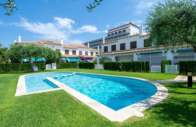 House with pool and terrace 250m beach