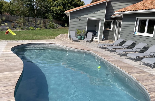 House with pool for 8 adults - 2 children