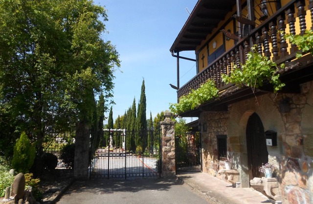 House with pool, tennis court 4000m garden, terrace, barbecue .