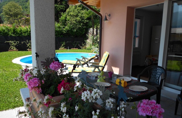 House with priceless lake view, exclusive swimming pool and garden