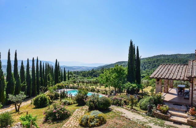 House with private pool/garden 5 km from village. Quiet street & panoramic views