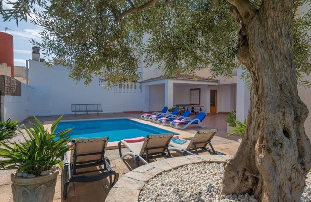 House with private pool and garden