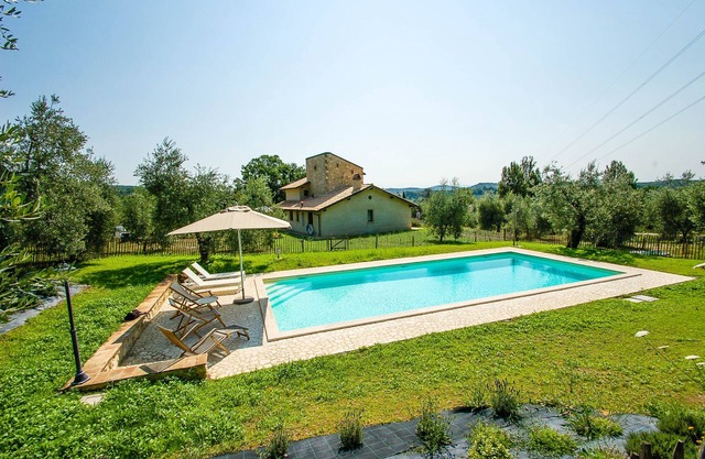 House with private/fenced pool 5km from Amelia. Quiet street and nice views