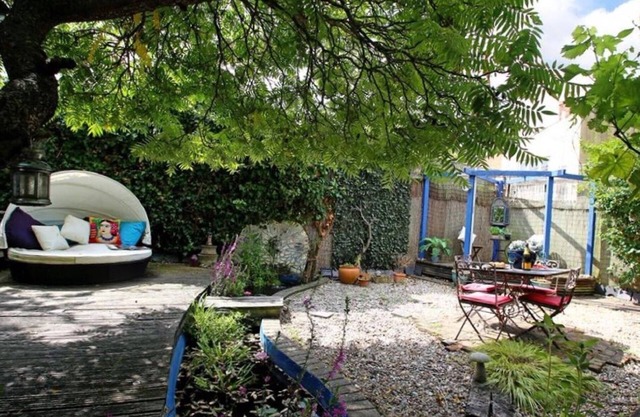HOUSE WITH PRIVATE GARDEN AND PETS ALLOWED . Monthly bookings at £2500 pcm