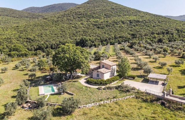 House with private pool & fenced garden 3km from Montecchio. Very quiet area