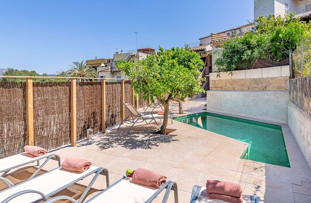 House with private pool and beautiful views. Three rooms and wifi in a very quiet area.