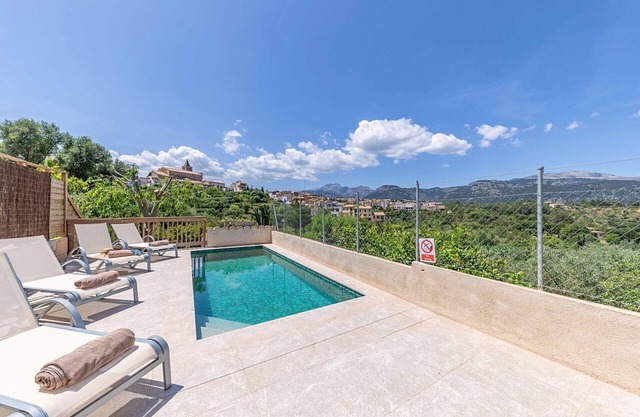 House with private pool and beautiful views. Three rooms and wifi in a very quiet area.