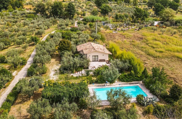 House with private pool, billiard, ping pong 60km from Rome. Quiet area