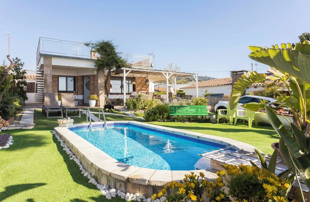 House with sea views, garden and pool