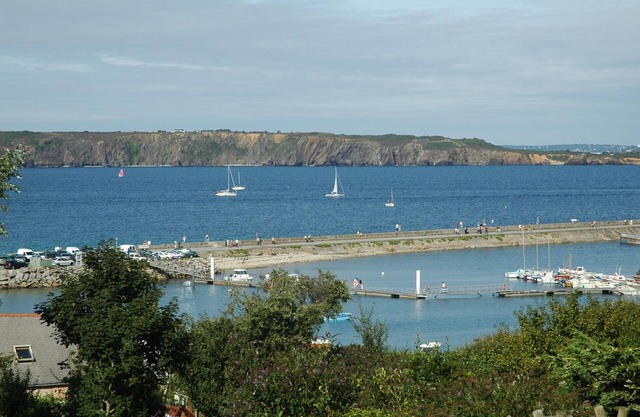 House with sea view terrace; walled garden; close to shops and the beach