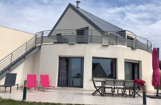 House with sea view, walking distance to the beach, enclosed garden