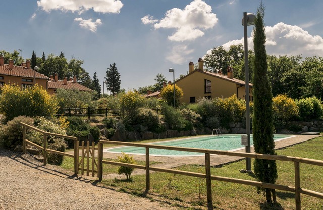 House with swimming pool in the Tuscan countryside, near San Gimignano and Via Francigena