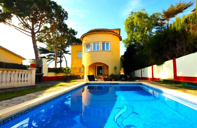 House with swimming and sea views-20 min Barcelona