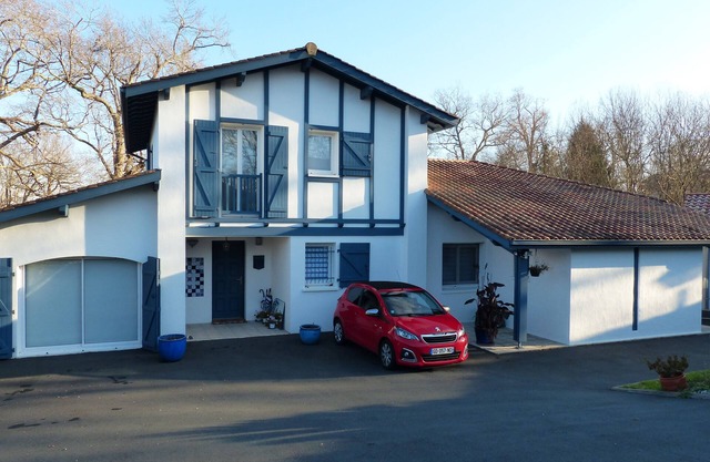 House with swimming pool on the Bassussarry golf course