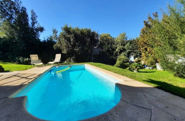 House with swimming pool, easy access, a few meters from downtown.