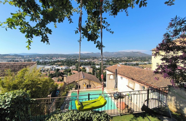 House with swimming pool, direct access to Marseille hills and valleys.