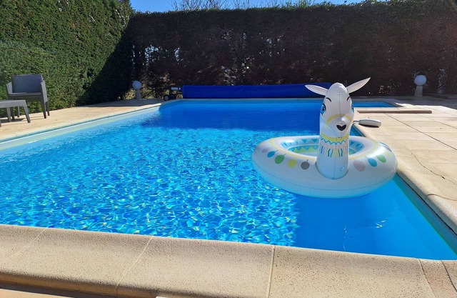 House with swimming pool (heated), garden and spa (inflatable).