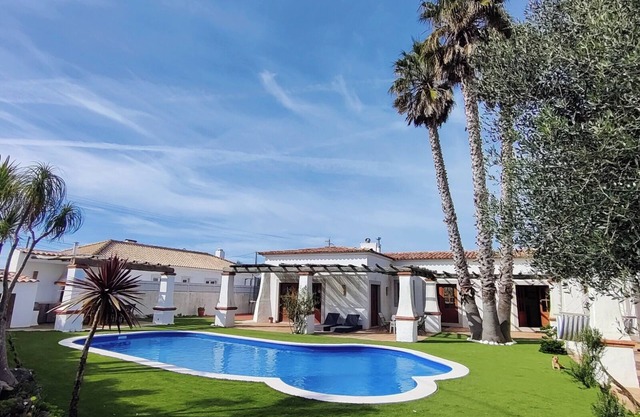 House with swimming pool 10 minutes from the beach
