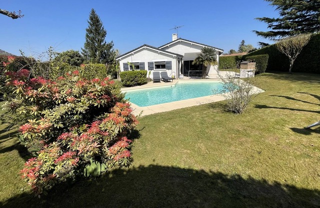 House with swimming pool 15 minutes from Bordeaux