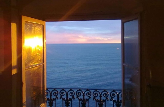 House with terrace perched on the cliff, direct access to the sea, beach 15min
