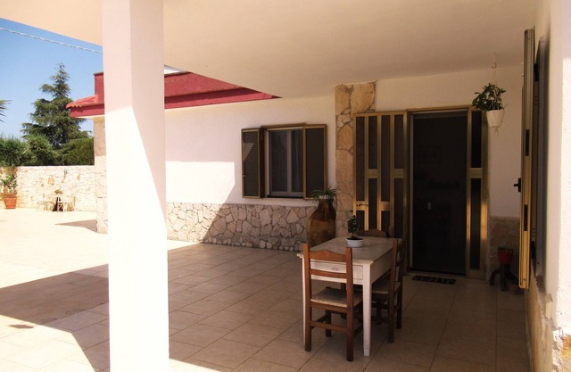 House with veranda, square and parking space on the hills of Monopoli 8 km from the sea