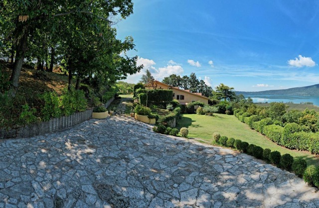 House with view near Rome Pool, WiFi, Garden, lake view BBQ