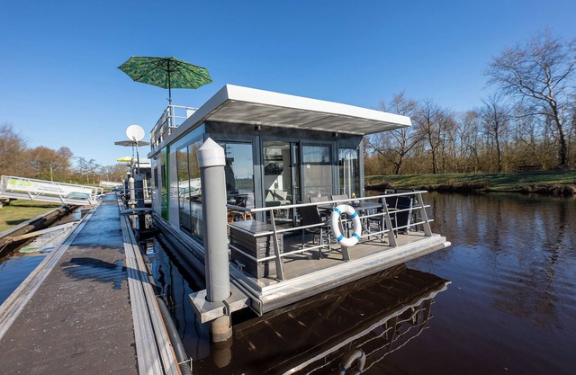 Houseboat 4 Seeloft. With lake view and comfortable.