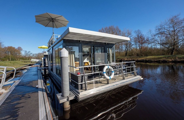 Houseboat 5 Sea King. Close to nature and on the water.
