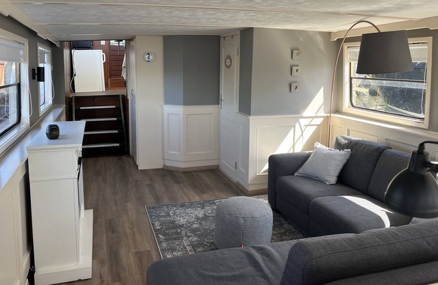 Houseboat Bed & Bever on the Dammed Maas in Veen