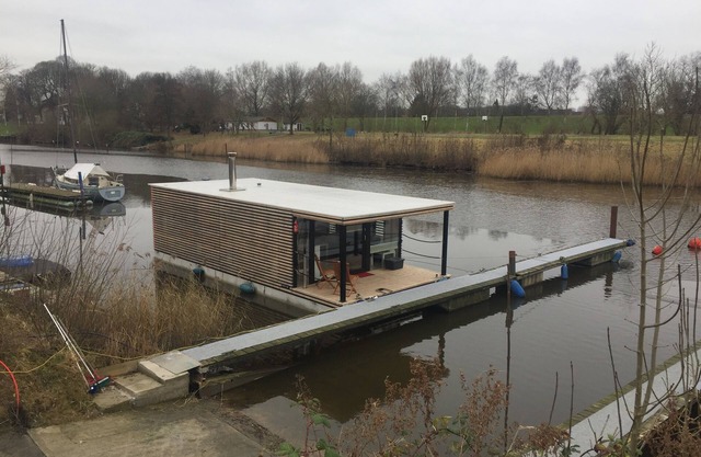 Houseboat HT 4; with fireplace for 4 people in an idyllic location in Wilhelmshaven