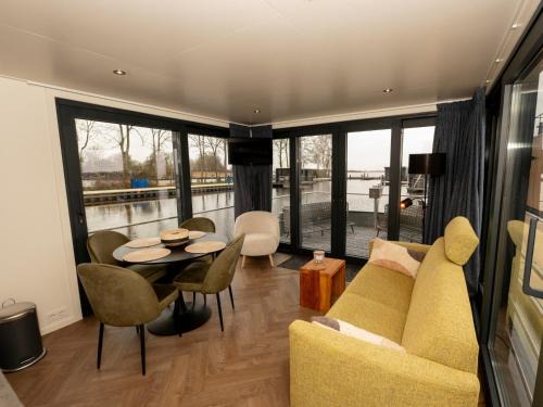 Houseboat in Offingawier with Sea View, cleaning included