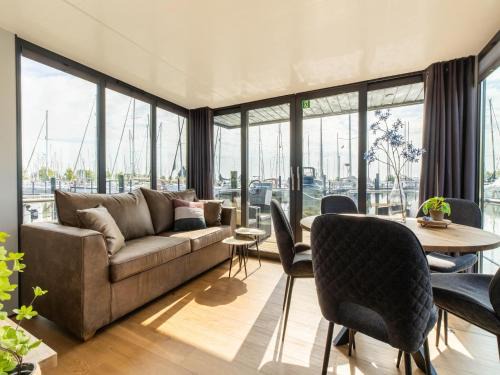 Houseboat in Volendam Marina, cleaning included