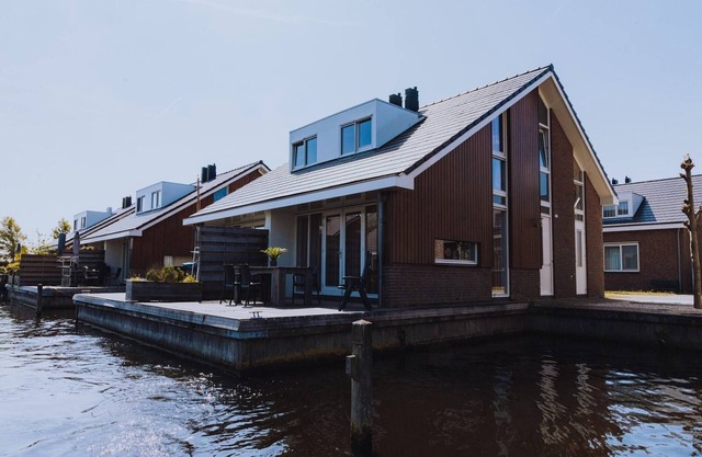 Houseboat in Waterpark with Private Dock