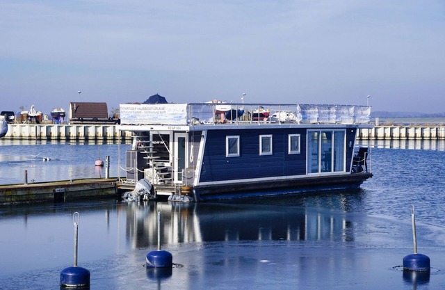 Houseboat Lydia - Moored houseboat in the harbor of Gager - Houseboat Lydia