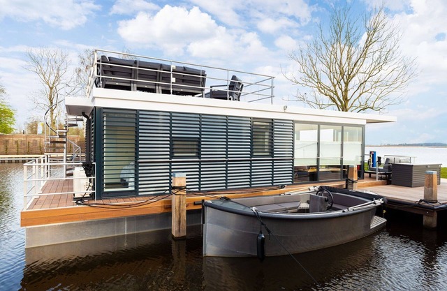 Houseboat on and around the Sneekermeer