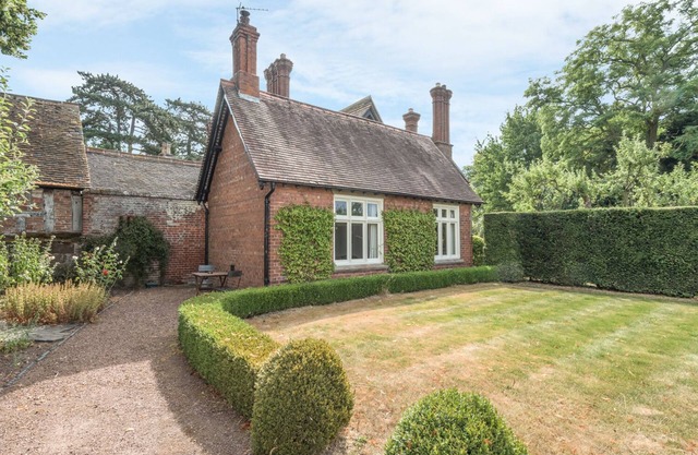 HOUSEKEEPER'S COTTAGE, character holiday cottage in Meeson