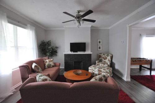 Housepitality - Franklinton Manor - Spacious