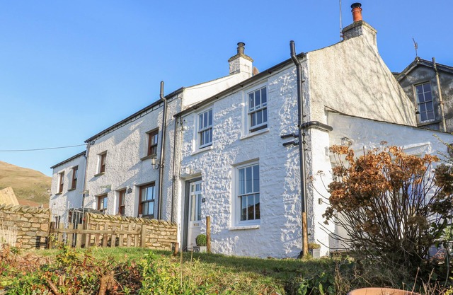 HOWGILL COTTAGE, family friendly, with open fire in Sedbergh