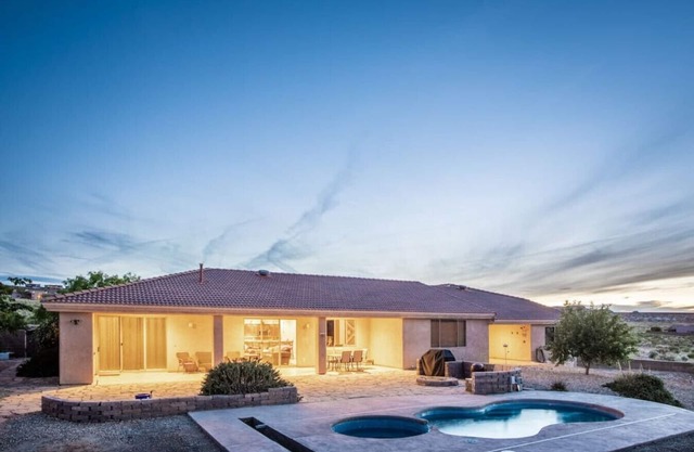 HOZHO: Pool, Hot Tub, Fast WiFi, Level 2 EV PHEV Charger & Lake Powell Views